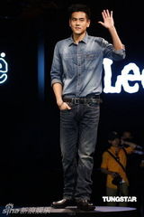 组图：彭于晏接手阮经天代言 自曝常年不洗牛仔裤