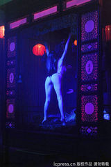 组图：蒂塔-万提斯薄扇遮玉体 化身妖姬性感喷血