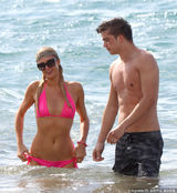 组图：希尔顿穿粉色比基尼与新男友亮相海滩