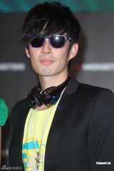 组图：吴建豪戴黑钻耳机压轴走秀 空运礼物表孝心