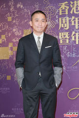 组图：章子怡火红包身裙挽手梁朝伟 宗师夺4奖