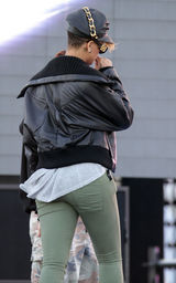 幻灯图集：蕾哈娜亮相迈阿密海岸 为演唱会积极准备