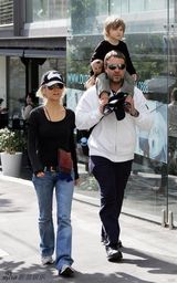 拉塞尔-克劳全家出游 铁汉也有浓情时