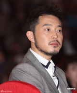 组图：赵薇热衷慈善事业 与林心如咬耳朵换心得