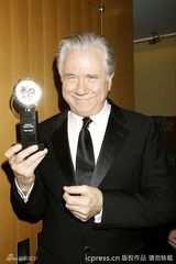 组图：戏剧托尼奖揭晓 众星后台捧奖杯秀荣誉