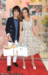 组图：米兰达-可儿日本捞金 深V秀美胸惹人爱怜