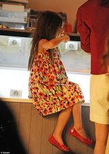 组图：阿汤嫂携苏瑞曼哈顿深夜买甜点