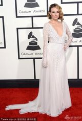 组图：女主持Keltie Knight白色拖地裙抢镜