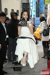 组图：林依晨亮相记者会 白色长裙优雅文静