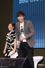 组图：韩星李升基赴台会粉丝 自曝爱台湾美食