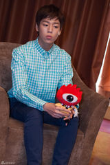 组图：李玹雨现身见面会用中午问候粉丝