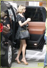 组图：泰勒短发新造型甜美 圆点连衣裙秀大长腿