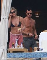 组图：安妮斯顿穿性感比基尼与男友甜蜜度假