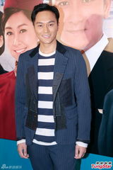 组图：张智霖亮相《冲2》庆功会 吴卓羲显老相