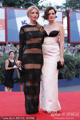 组图：约瑟芬透视装近全裸 和爆乳女星热辣深吻