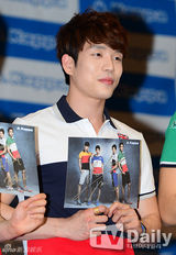 组图：韩团2AM出席签名会 运动风展青春活力