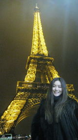 组图：文咏珊巴黎街头留倩影 享受美食畅游罗浮宫