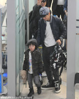 组图：林志颖夫妻不避镜头 Kimi躲怀里撒娇