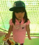 组图：Angela生活照宛若时装秀 超萌小妞爱发箍