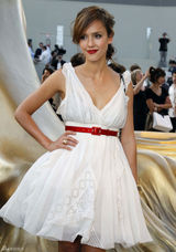 幻灯图集：杰西卡-阿尔芭白裙秀女人味 和伊万同台