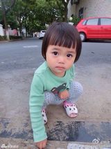 组图：韩寒频晒女儿萌照 网友围观获封国民岳父