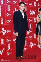 组图：张东健等捧场电影节 梁朝伟牵手宋慧乔