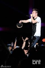 组图：朴宰范等参加HIPHOP音乐节引爆火热现场