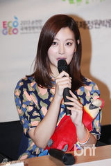 组图：韩国办世界动物电影节 金民俊抱狗狗有爱