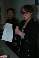 组图：徐濠萦素颜现身香港报业评议会 陈奕迅递交投诉书