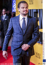 组图：莱昂纳多《华尔街之狼》首映当众理裤带