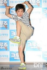 组图：金成柱携儿子出席《克鲁德一家》试映会