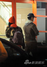 独家：蒲巴甲疑曝恋情 携神秘美女逛街回公寓