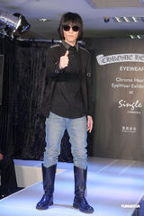 高清组图：萧敬腾献唱珠宝秀 黑超耍酷难掩紧张