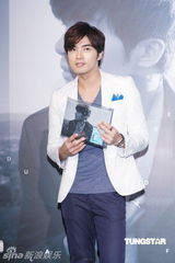 组图：贺军翔宣传写真集 为艺术不介意全裸