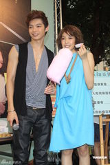 组图：Olivia冒雨办签唱 师兄辰亦儒到场站台