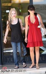 高清组图：艾薇儿休闲装外出购物 肌肤白嫩