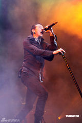 幻灯图：林肯公园主唱切斯特携新团台北激情开唱