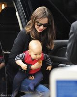 组图：奥兰多娇妻米兰达-可儿单手抱子现身机场