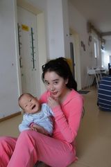 组图：女星姜欣雨素颜探望孤儿 送月饼共度中秋