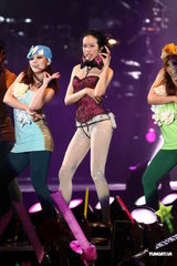 组图：莫文蔚提前穿白纱 卖性感与张亚东同台演出