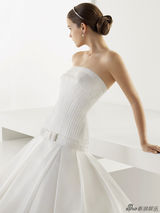 组图：超模芭芭拉唯美婚纱写真 典雅纯净秀美背