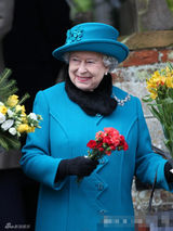 组图：英女王出席王室圣诞活动 蓝色套裙捧鲜花和蔼