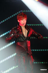 组图：金贤重开唱露胸耍性感 与gaga撞期仍火爆