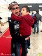 组图：郭涛穿大红毛衣过生日 与石头同是表情帝