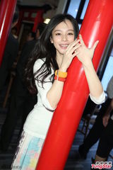 组图：徐若瑄为弟弟站台 白衣长裙文静优雅