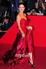 组图：赵茹珍绸面吊带裙秀迷人锁骨