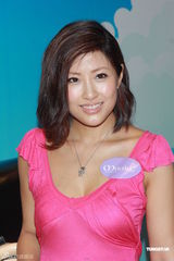 组图：周家蔚出席活动穿平底鞋宣布怀孕三月