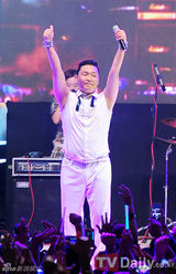 组图：韩歌手PSY校庆演出大唱神曲《江南Style》
