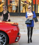 高清组图：帕丽斯-希尔顿和妹妹驾车外出购物