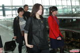 组图：李英爱全黑素服离港全程不发一语